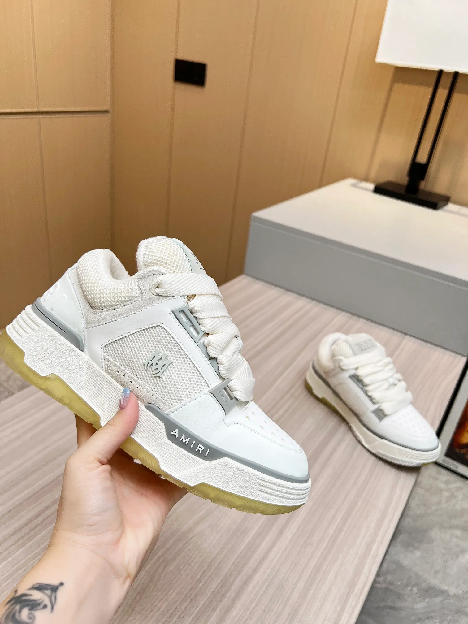 p620💰Men's shoes Amiri Emile's 2023 spring and summer new MA-1 bread shoes, couple models, casual sports shoes, sneakers Amiri gave up the rock punk style in the new season and used a large number of unsaturated colors, Morandi tones, whether you see or wear them, it will make people very happy. The large tongue of the bread shoes continues, shortens the length of the shoe body, thickens the midsole, and the toe part is more rounded. Amiri's brand letters and MA logo appear on the side of the shoe. Fabric: Original customized imported first-layer cowhide + mesh. Lining: Original customized breathable towel lining. Outsole. Foam combination material. Bottom thickness: 4CM. Size: Men's 39-45